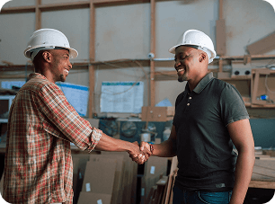 Trabalhadores com capacete de proteção